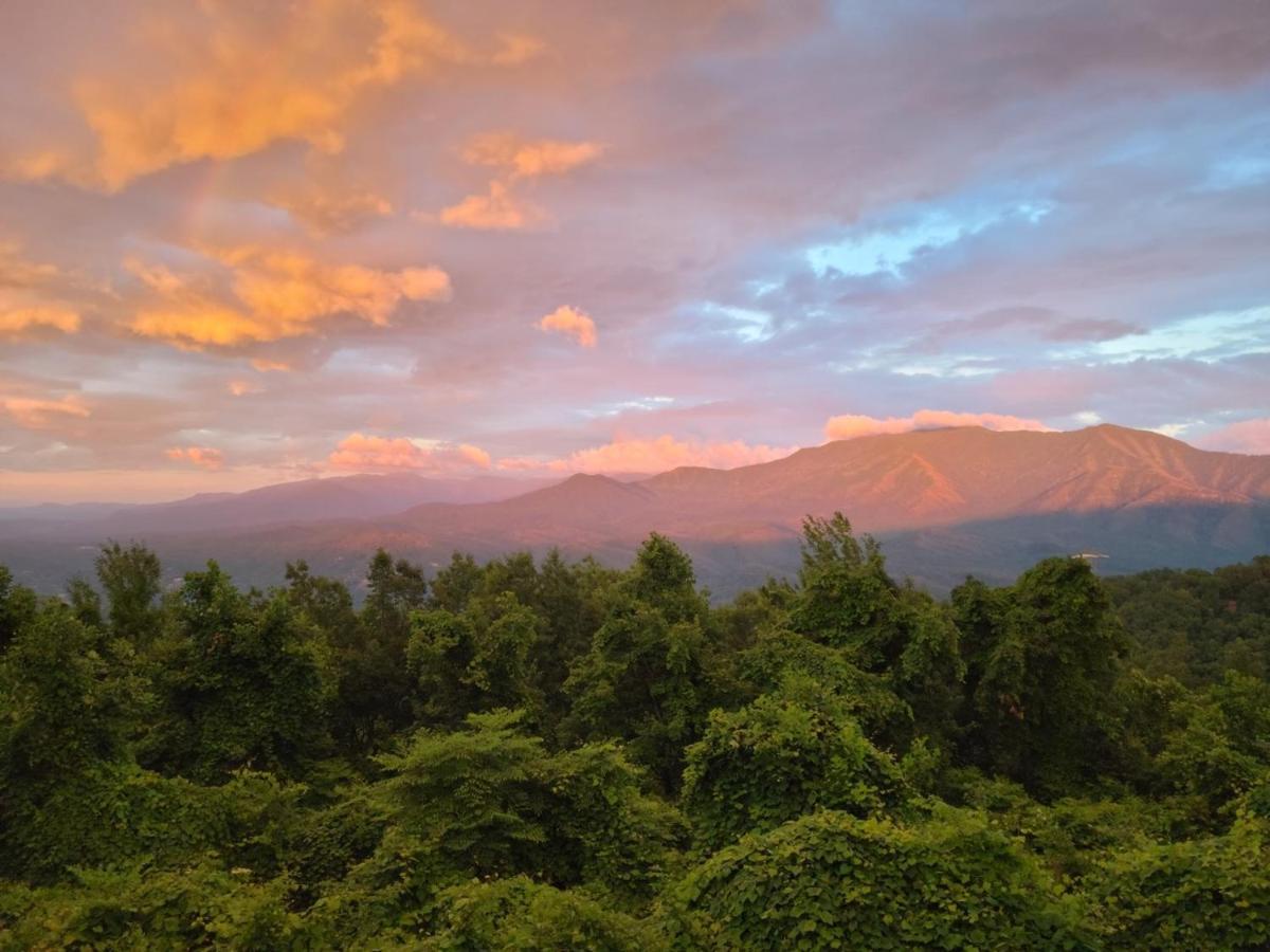 Mountain Villa Magnificent Views - 2 Pools, Fireplace & Hot Tub Gatlinburg Exterior photo